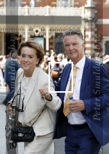 Amsterdam 15 juli 2024
Herdenkingsmonument Peter R. de Vries onthuld in Amsterdam Het kunstwerk bestaat uit twee bronzen handen die in elkaar grijpen en is gemaakt door kunstenares Rini Hurkmans. Burgemeester Femke Halsema en Kelly de Vries spreken tijdens de onthulling van het monument. Humbert Tan presenteert het . Ook zijn vrouw Jaqueline de Vries zoon Royce de Vries (met vrouw ) en Kelly de Vries (met partner) waren natuurlijk aanwezig . Louis v Gaal en zijn vrouw Truus v Gaal