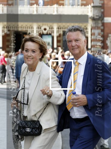Amsterdam 15 juli 2024
Herdenkingsmonument Peter R. de Vries onthuld in Amsterdam Het kunstwerk bestaat uit twee bronzen handen die in elkaar grijpen en is gemaakt door kunstenares Rini Hurkmans. Burgemeester Femke Halsema en Kelly de Vries spreken tijdens de onthulling van het monument. Humbert Tan presenteert het . Ook zijn vrouw Jaqueline de Vries zoon Royce de Vries (met vrouw ) en Kelly de Vries (met partner) waren natuurlijk aanwezig . Louis v Gaal en zijn vrouw Truus v Gaal