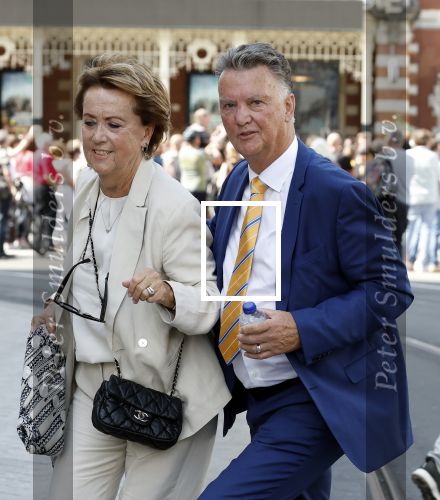 Amsterdam 15 juli 2024
Herdenkingsmonument Peter R. de Vries onthuld in Amsterdam Het kunstwerk bestaat uit twee bronzen handen die in elkaar grijpen en is gemaakt door kunstenares Rini Hurkmans. Burgemeester Femke Halsema en Kelly de Vries spreken tijdens de onthulling van het monument. Humbert Tan presenteert het . Ook zijn vrouw Jaqueline de Vries zoon Royce de Vries (met vrouw ) en Kelly de Vries (met partner) waren natuurlijk aanwezig . Louis v Gaal en zijn vrouw Truus v Gaal