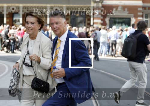Amsterdam 15 juli 2024
Herdenkingsmonument Peter R. de Vries onthuld in Amsterdam Het kunstwerk bestaat uit twee bronzen handen die in elkaar grijpen en is gemaakt door kunstenares Rini Hurkmans. Burgemeester Femke Halsema en Kelly de Vries spreken tijdens de onthulling van het monument. Humbert Tan presenteert het . Ook zijn vrouw Jaqueline de Vries zoon Royce de Vries (met vrouw ) en Kelly de Vries (met partner) waren natuurlijk aanwezig . Louis v Gaal en zijn vrouw Truus v Gaal