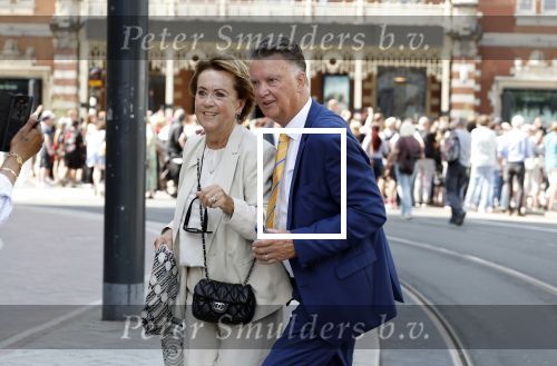 Amsterdam 15 juli 2024
Herdenkingsmonument Peter R. de Vries onthuld in Amsterdam Het kunstwerk bestaat uit twee bronzen handen die in elkaar grijpen en is gemaakt door kunstenares Rini Hurkmans. Burgemeester Femke Halsema en Kelly de Vries spreken tijdens de onthulling van het monument. Humbert Tan presenteert het . Ook zijn vrouw Jaqueline de Vries zoon Royce de Vries (met vrouw ) en Kelly de Vries (met partner) waren natuurlijk aanwezig . Louis v Gaal en zijn vrouw Truus v Gaal