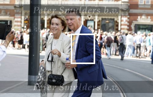 Amsterdam 15 juli 2024
Herdenkingsmonument Peter R. de Vries onthuld in Amsterdam Het kunstwerk bestaat uit twee bronzen handen die in elkaar grijpen en is gemaakt door kunstenares Rini Hurkmans. Burgemeester Femke Halsema en Kelly de Vries spreken tijdens de onthulling van het monument. Humbert Tan presenteert het . Ook zijn vrouw Jaqueline de Vries zoon Royce de Vries (met vrouw ) en Kelly de Vries (met partner) waren natuurlijk aanwezig . Louis v Gaal en zijn vrouw Truus v Gaal