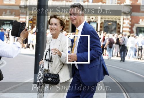 Amsterdam 15 juli 2024
Herdenkingsmonument Peter R. de Vries onthuld in Amsterdam Het kunstwerk bestaat uit twee bronzen handen die in elkaar grijpen en is gemaakt door kunstenares Rini Hurkmans. Burgemeester Femke Halsema en Kelly de Vries spreken tijdens de onthulling van het monument. Humbert Tan presenteert het . Ook zijn vrouw Jaqueline de Vries zoon Royce de Vries (met vrouw ) en Kelly de Vries (met partner) waren natuurlijk aanwezig . Louis v Gaal en zijn vrouw Truus v Gaal
