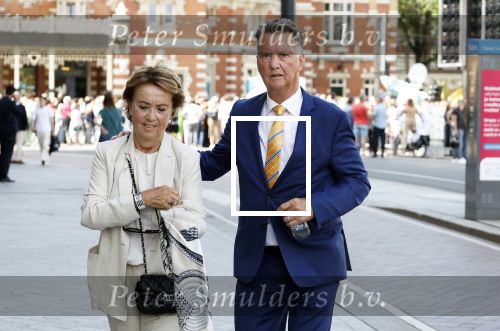 Amsterdam 15 juli 2024
Herdenkingsmonument Peter R. de Vries onthuld in Amsterdam Het kunstwerk bestaat uit twee bronzen handen die in elkaar grijpen en is gemaakt door kunstenares Rini Hurkmans. Burgemeester Femke Halsema en Kelly de Vries spreken tijdens de onthulling van het monument. Humbert Tan presenteert het . Ook zijn vrouw Jaqueline de Vries zoon Royce de Vries (met vrouw ) en Kelly de Vries (met partner) waren natuurlijk aanwezig . Louis v Gaal en zijn vrouw Truus v Gaal