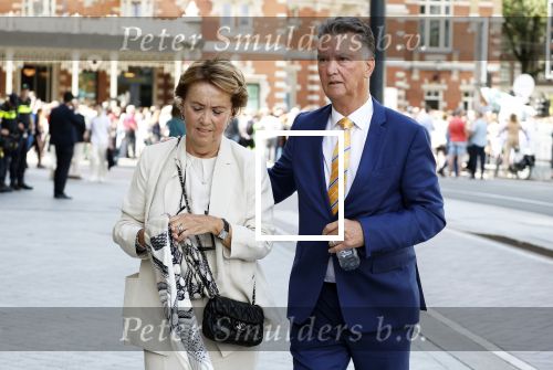 Amsterdam 15 juli 2024
Herdenkingsmonument Peter R. de Vries onthuld in Amsterdam Het kunstwerk bestaat uit twee bronzen handen die in elkaar grijpen en is gemaakt door kunstenares Rini Hurkmans. Burgemeester Femke Halsema en Kelly de Vries spreken tijdens de onthulling van het monument. Humbert Tan presenteert het . Ook zijn vrouw Jaqueline de Vries zoon Royce de Vries (met vrouw ) en Kelly de Vries (met partner) waren natuurlijk aanwezig . Louis v Gaal en zijn vrouw Truus v Gaal