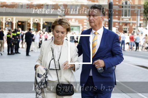 Amsterdam 15 juli 2024
Herdenkingsmonument Peter R. de Vries onthuld in Amsterdam Het kunstwerk bestaat uit twee bronzen handen die in elkaar grijpen en is gemaakt door kunstenares Rini Hurkmans. Burgemeester Femke Halsema en Kelly de Vries spreken tijdens de onthulling van het monument. Humbert Tan presenteert het . Ook zijn vrouw Jaqueline de Vries zoon Royce de Vries (met vrouw ) en Kelly de Vries (met partner) waren natuurlijk aanwezig . Louis v Gaal en zijn vrouw Truus v Gaal