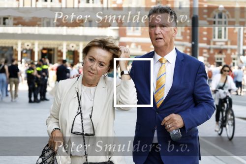 Amsterdam 15 juli 2024
Herdenkingsmonument Peter R. de Vries onthuld in Amsterdam Het kunstwerk bestaat uit twee bronzen handen die in elkaar grijpen en is gemaakt door kunstenares Rini Hurkmans. Burgemeester Femke Halsema en Kelly de Vries spreken tijdens de onthulling van het monument. Humbert Tan presenteert het . Ook zijn vrouw Jaqueline de Vries zoon Royce de Vries (met vrouw ) en Kelly de Vries (met partner) waren natuurlijk aanwezig . Louis v Gaal en zijn vrouw Truus v Gaal