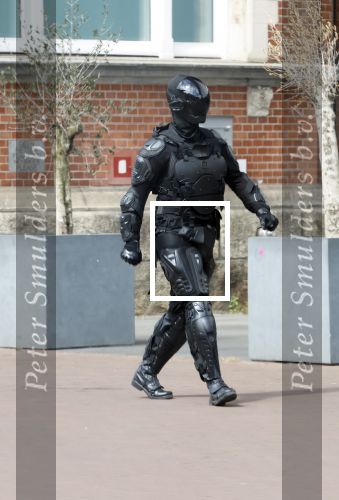 Amsterdam 14 juli 2024
Een man / dwaas in een gevechtspak loopt bij het museumplein in Amsterdam