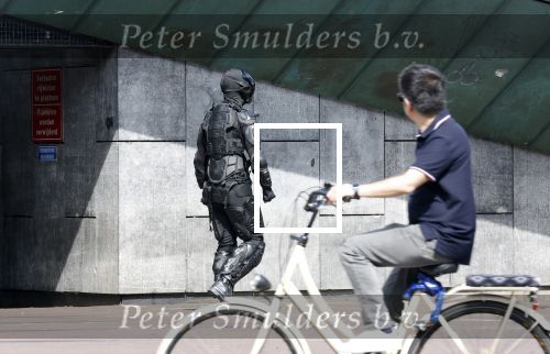 Amsterdam 14 juli 2024
Een man / dwaas in een gevechtspak loopt bij het museumplein in Amsterdam