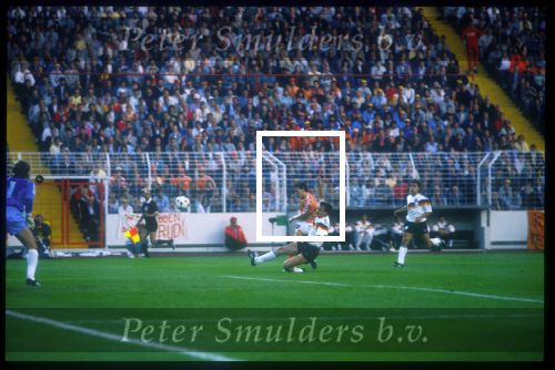 1/2 final europees kampioenschap Duitland 1988
Nederland-Duitslabd, eindstand 1-2
Marco v Basten scoort 1-2 enkele minuten voor tijd
PETER SMULDERS BV