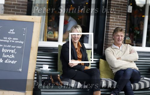 Muiden 7 juli 2024
Marianne Timmer met vriend / date in het cemtrum van Muiden op terras .