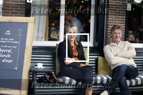 Muiden 7 juli 2024
Marianne Timmer met vriend / date in het cemtrum van Muiden op terras .