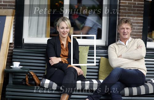 Muiden 7 juli 2024
Marianne Timmer met vriend / date in het cemtrum van Muiden op terras .
