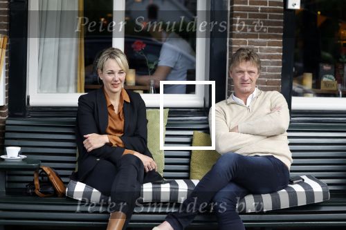 Muiden 7 juli 2024
Marianne Timmer met vriend / date in het cemtrum van Muiden op terras .