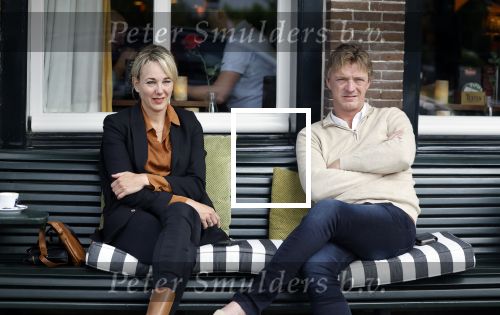 Muiden 7 juli 2024
Marianne Timmer met vriend / date in het cemtrum van Muiden op terras .