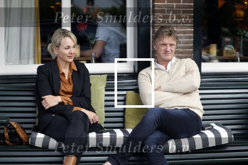 Muiden 7 juli 2024
Marianne Timmer met vriend / date in het cemtrum van Muiden op terras .