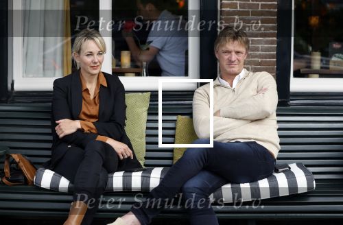 Muiden 7 juli 2024
Marianne Timmer met vriend / date in het cemtrum van Muiden op terras .