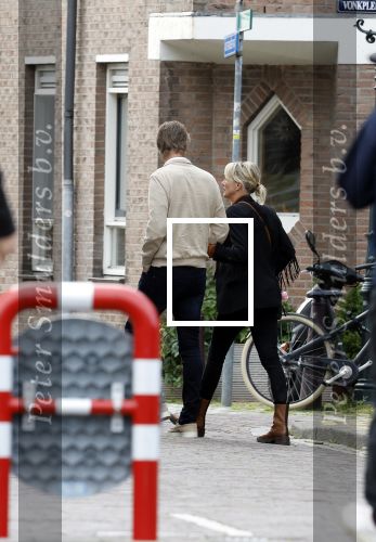 Muiden 7 juli 2024
Marianne Timmer met vriend / date in het cemtrum van Muiden op terras .