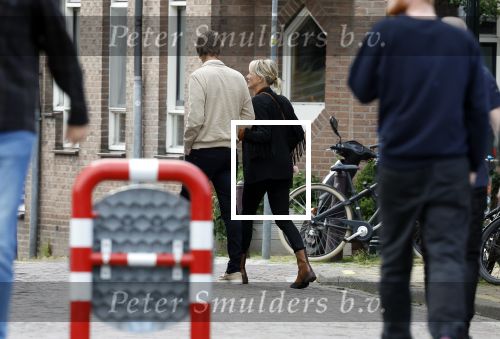 Muiden 7 juli 2024
Marianne Timmer met vriend / date in het cemtrum van Muiden op terras .