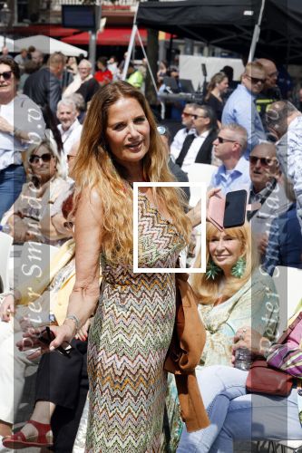 Amsterdam 15 juli 2024
Herdenkingsmonument Peter R. de Vries onthuld in Amsterdam Het kunstwerk bestaat uit twee bronzen handen die in elkaar grijpen en is gemaakt door kunstenares Rini Hurkmans. Burgemeester Femke Halsema en Kelly de Vries spreken tijdens de onthulling van het monument. Humbert Tan presenteert het . Ook zijn vrouw Jaqueline de Vries zoon Royce de Vries (met vrouw ) en Kelly de Vries (met partner) waren natuurlijk aanwezig . Mariska Hulscher