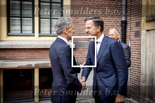 Den Haag 2 juli 2024
Voormaling minister president Mark Rutte geeft de sleutel van het torentje aan de nieuwe minister president  Dick Schoofs en vertrekt op zijn fiets .