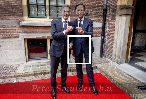 Den Haag 2 juli 2024
Voormaling minister president Mark Rutte geeft de sleutel van het torentje aan de nieuwe minister president  Dick Schoofs en vertrekt op zijn fiets .