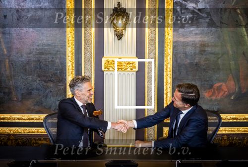 Den Haag 2 juli 2024
Voormaling minister president Mark Rutte geeft de sleutel van het torentje aan de nieuwe minister president  Dick Schoofs en vertrekt op zijn fiets .