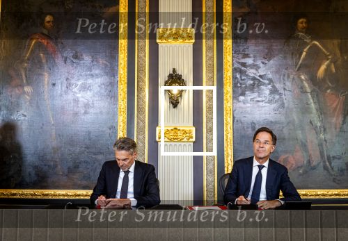 Den Haag 2 juli 2024
Voormaling minister president Mark Rutte geeft de sleutel van het torentje aan de nieuwe minister president  Dick Schoofs en vertrekt op zijn fiets .