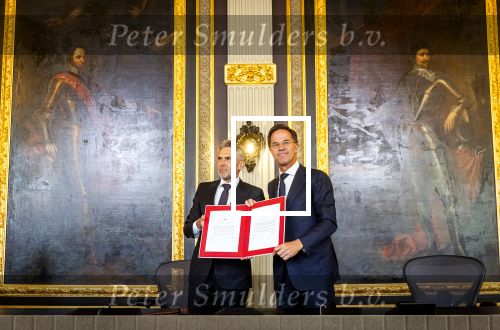 Den Haag 2 juli 2024
Voormaling minister president Mark Rutte geeft de sleutel van het torentje aan de nieuwe minister president  Dick Schoofs en vertrekt op zijn fiets .