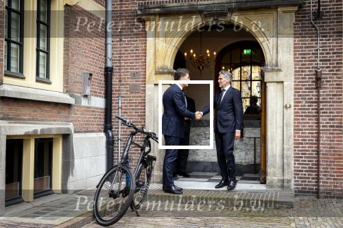 Den Haag 2 juli 2024
Voormaling minister president Mark Rutte geeft de sleutel van het torentje aan de nieuwe minister president  Dick Schoofs en vertrekt op zijn fiets .