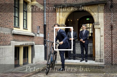 Den Haag 2 juli 2024
Voormaling minister president Mark Rutte geeft de sleutel van het torentje aan de nieuwe minister president  Dick Schoofs en vertrekt op zijn fiets .