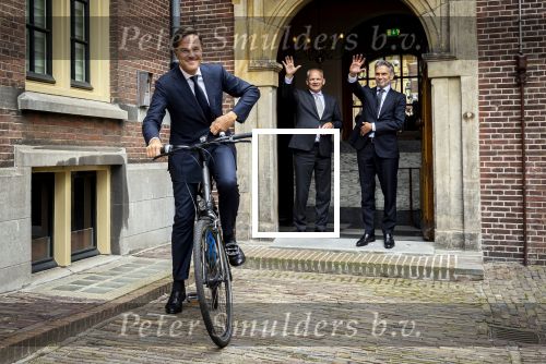 Den Haag 2 juli 2024
Voormaling minister president Mark Rutte geeft de sleutel van het torentje aan de nieuwe minister president  Dick Schoofs en vertrekt op zijn fiets .