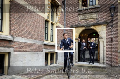 Den Haag 2 juli 2024
Voormaling minister president Mark Rutte geeft de sleutel van het torentje aan de nieuwe minister president  Dick Schoofs en vertrekt op zijn fiets .