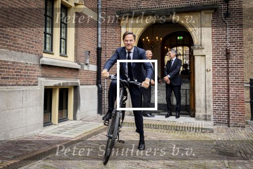 Den Haag 2 juli 2024
Voormaling minister president Mark Rutte geeft de sleutel van het torentje aan de nieuwe minister president  Dick Schoofs en vertrekt op zijn fiets .