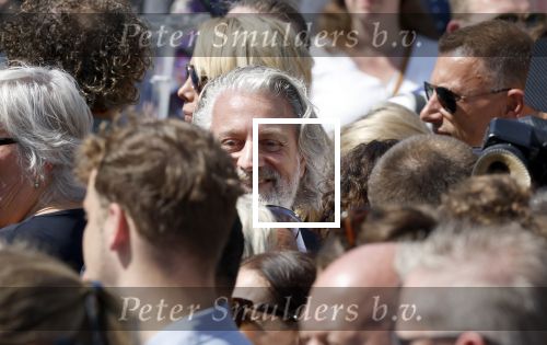 Amsterdam 15 juli 2024
Herdenkingsmonument Peter R. de Vries onthuld in Amsterdam Het kunstwerk bestaat uit twee bronzen handen die in elkaar grijpen en is gemaakt door kunstenares Rini Hurkmans. Burgemeester Femke Halsema en Kelly de Vries spreken tijdens de onthulling van het monument. Humbert Tan presenteert het . Ook zijn vrouw Jaqueline de Vries zoon Royce de Vries (met vrouw ) en Kelly de Vries (met partner) waren natuurlijk aanwezig . Mark Teurlings