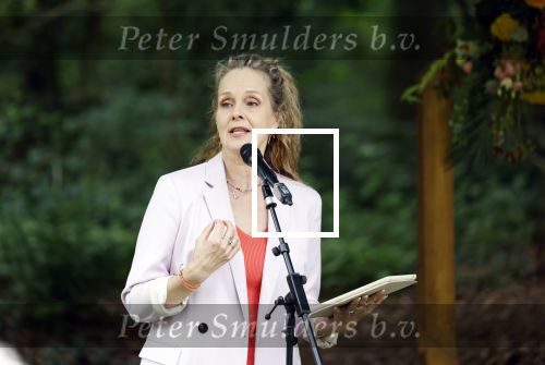 Arnhem 7 juli 2024
Annemarie Bruning en Frits Maeijer trouwen . Hun honden moeder en zoon zijn de getuigen . Marlayne Sahupala in de BAB en zingt verschillende liedjes .