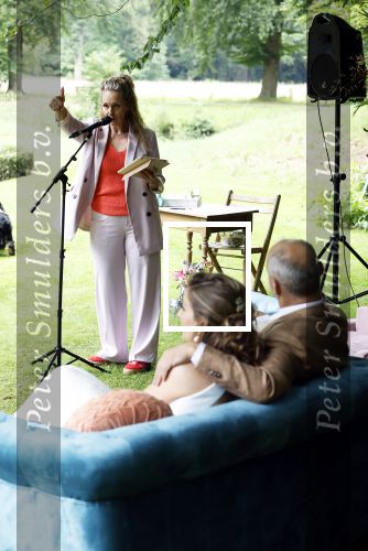 Arnhem 7 juli 2024
Annemarie Bruning en Frits Maeijer trouwen . Hun honden moeder en zoon zijn de getuigen . Marlayne Sahupala in de BAB en zingt verschillende liedjes .