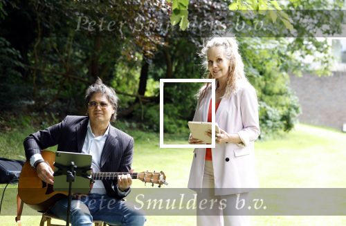 Arnhem 7 juli 2024
Annemarie Bruning en Frits Maeijer trouwen . Hun honden moeder en zoon zijn de getuigen . Marlayne Sahupala in de BAB en zingt verschillende liedjes .