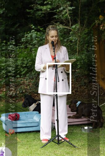 Arnhem 7 juli 2024
Annemarie Bruning en Frits Maeijer trouwen . Hun honden moeder en zoon zijn de getuigen . Marlayne Sahupala in de BAB en zingt verschillende liedjes .