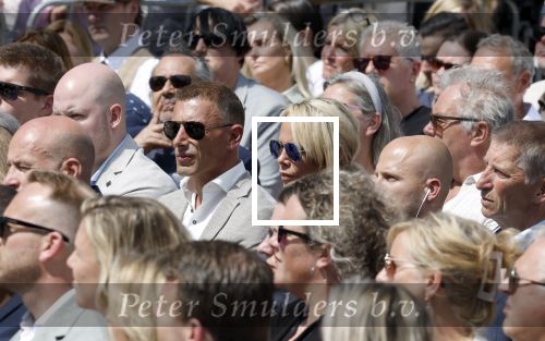 Amsterdam 15 juli 2024
Herdenkingsmonument Peter R. de Vries onthuld in Amsterdam Het kunstwerk bestaat uit twee bronzen handen die in elkaar grijpen en is gemaakt door kunstenares Rini Hurkmans. Burgemeester Femke Halsema en Kelly de Vries spreken tijdens de onthulling van het monument. Humbert Tan presenteert het . Ook zijn vrouw Jaqueline de Vries zoon Royce de Vries (met vrouw ) en Kelly de Vries (met partner) waren natuurlijk aanwezig . Nicolette Kluijver met partner Milan
