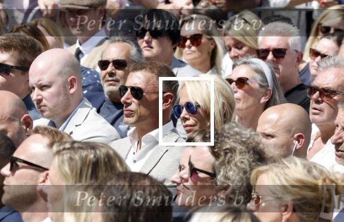 Amsterdam 15 juli 2024
Herdenkingsmonument Peter R. de Vries onthuld in Amsterdam Het kunstwerk bestaat uit twee bronzen handen die in elkaar grijpen en is gemaakt door kunstenares Rini Hurkmans. Burgemeester Femke Halsema en Kelly de Vries spreken tijdens de onthulling van het monument. Humbert Tan presenteert het . Ook zijn vrouw Jaqueline de Vries zoon Royce de Vries (met vrouw ) en Kelly de Vries (met partner) waren natuurlijk aanwezig . Nicolette Kluijver met partner Milan