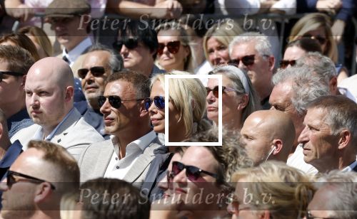 Amsterdam 15 juli 2024
Herdenkingsmonument Peter R. de Vries onthuld in Amsterdam Het kunstwerk bestaat uit twee bronzen handen die in elkaar grijpen en is gemaakt door kunstenares Rini Hurkmans. Burgemeester Femke Halsema en Kelly de Vries spreken tijdens de onthulling van het monument. Humbert Tan presenteert het . Ook zijn vrouw Jaqueline de Vries zoon Royce de Vries (met vrouw ) en Kelly de Vries (met partner) waren natuurlijk aanwezig . Nicolette Kluijver met partner Milan