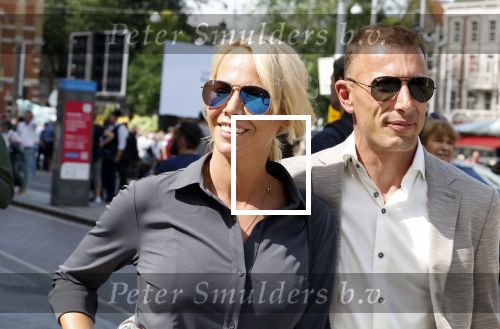 Amsterdam 15 juli 2024
Herdenkingsmonument Peter R. de Vries onthuld in Amsterdam Het kunstwerk bestaat uit twee bronzen handen die in elkaar grijpen en is gemaakt door kunstenares Rini Hurkmans. Burgemeester Femke Halsema en Kelly de Vries spreken tijdens de onthulling van het monument. Humbert Tan presenteert het . Ook zijn vrouw Jaqueline de Vries zoon Royce de Vries (met vrouw ) en Kelly de Vries (met partner) waren natuurlijk aanwezig . Nicolette Kluijver met partner Milan