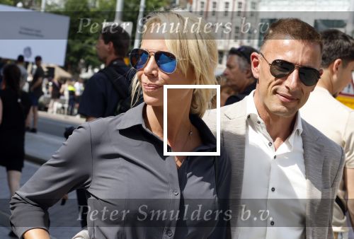 Amsterdam 15 juli 2024
Herdenkingsmonument Peter R. de Vries onthuld in Amsterdam Het kunstwerk bestaat uit twee bronzen handen die in elkaar grijpen en is gemaakt door kunstenares Rini Hurkmans. Burgemeester Femke Halsema en Kelly de Vries spreken tijdens de onthulling van het monument. Humbert Tan presenteert het . Ook zijn vrouw Jaqueline de Vries zoon Royce de Vries (met vrouw ) en Kelly de Vries (met partner) waren natuurlijk aanwezig . Nicolette Kluijver met partner Milan