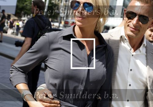 Amsterdam 15 juli 2024
Herdenkingsmonument Peter R. de Vries onthuld in Amsterdam Het kunstwerk bestaat uit twee bronzen handen die in elkaar grijpen en is gemaakt door kunstenares Rini Hurkmans. Burgemeester Femke Halsema en Kelly de Vries spreken tijdens de onthulling van het monument. Humbert Tan presenteert het . Ook zijn vrouw Jaqueline de Vries zoon Royce de Vries (met vrouw ) en Kelly de Vries (met partner) waren natuurlijk aanwezig . Nicolette Kluijver met partner Milan