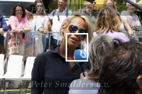 Amsterdam 15 juli 2024
Nicolette Kluijver met haar partner Milan bij onthulling kunstwerk ter nagedachtenis van Peter R de Vries op het Leidse Plein.