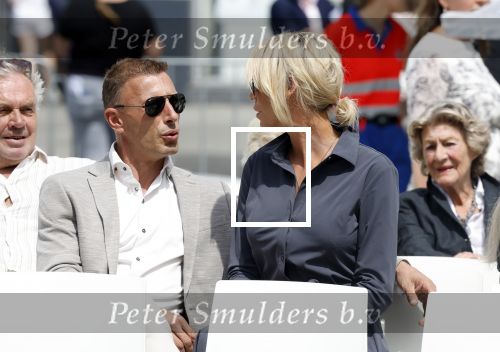 Amsterdam 15 juli 2024
Nicolette Kluijver met haar partner Milan bij onthulling kunstwerk ter nagedachtenis van Peter R de Vries op het Leidse Plein.