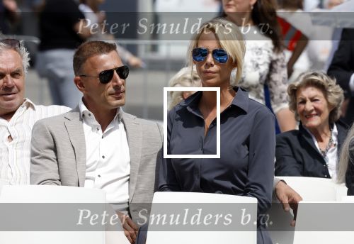 Amsterdam 15 juli 2024
Nicolette Kluijver met haar partner Milan bij onthulling kunstwerk ter nagedachtenis van Peter R de Vries op het Leidse Plein.