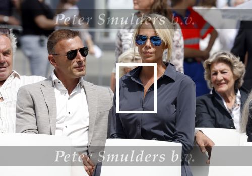 Amsterdam 15 juli 2024
Nicolette Kluijver met haar partner Milan bij onthulling kunstwerk ter nagedachtenis van Peter R de Vries op het Leidse Plein.