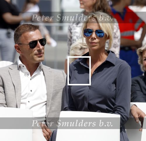 Amsterdam 15 juli 2024
Nicolette Kluijver met haar partner Milan bij onthulling kunstwerk ter nagedachtenis van Peter R de Vries op het Leidse Plein.